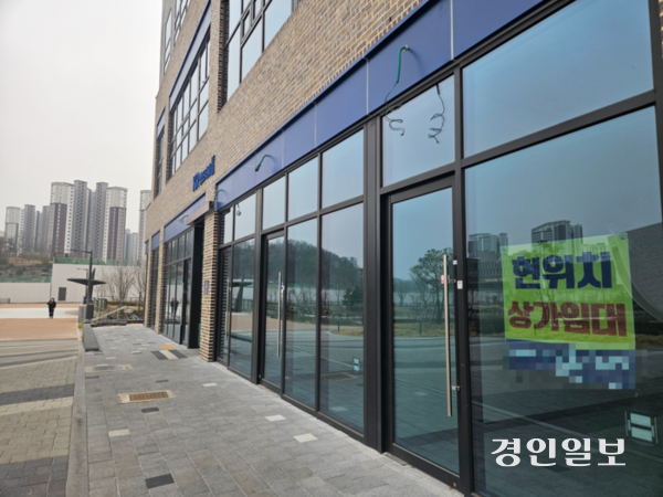 초치기 피해자들이 상가 입주를 거부해 공실 상태인 인천 검단신도시 KR법조타운 2차. /변민철기자 bmc0502@kyeongin.com