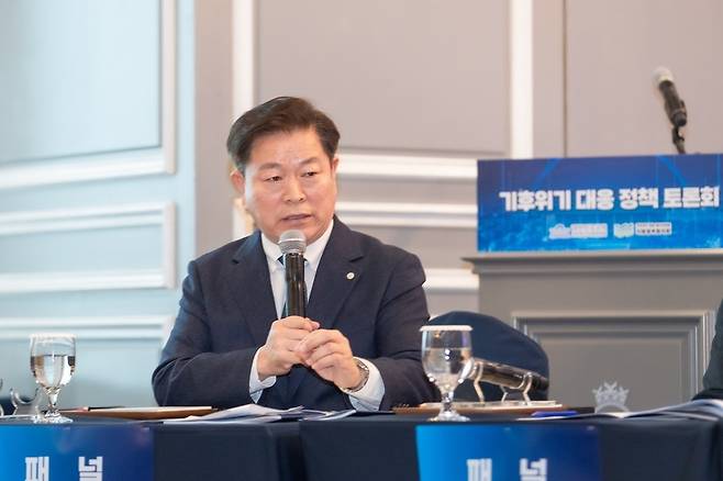 ▲ 박승원 광명시장이 24일 서울 여의도 켄싱턴호텔에서 열린 '국가와 지방이 함께하는 탄소중립 실현, 기후위기 대응 정책 토론회'에 참석해 지방정부 기후 분권의 필요성에 대해 말하고 있다. /사진제공=광명시