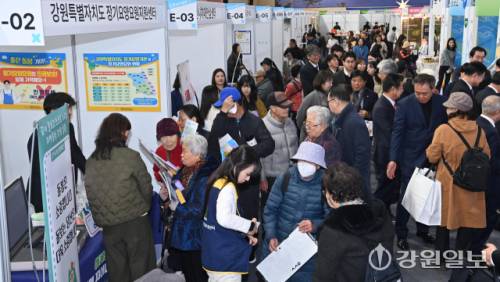 ◇강원특별자치도, 춘천시, 대한노인회 강원특별자치도연합회와 올해 창간 80주년을 맞은 강원일보가 마련한 ‘2025 강원 시니어 산업 박람회’가 21일 춘천 봄내체육관에서 개막한 가운데 행사장이 노인관련 기업과 단체들의 홍보부스를 살펴보는 어르신과 시민들로 북적이고 있다. 박승선기자