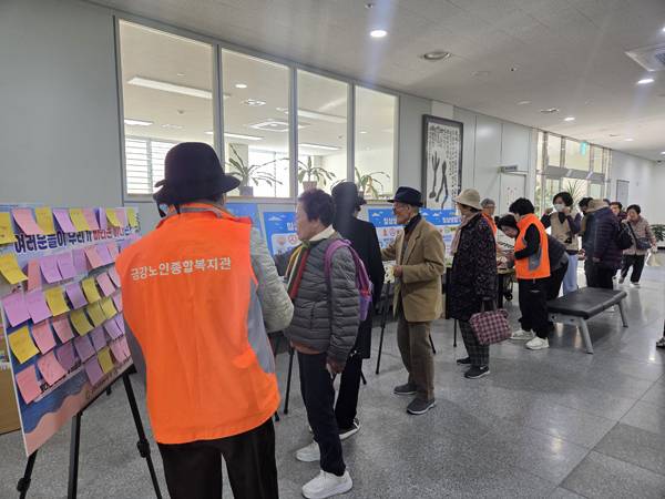'환경보호 실천가' 시니어들이 금강종합복지관 로비에서 해양환경 실천을 위한 캠페인을 벌이고 있다.