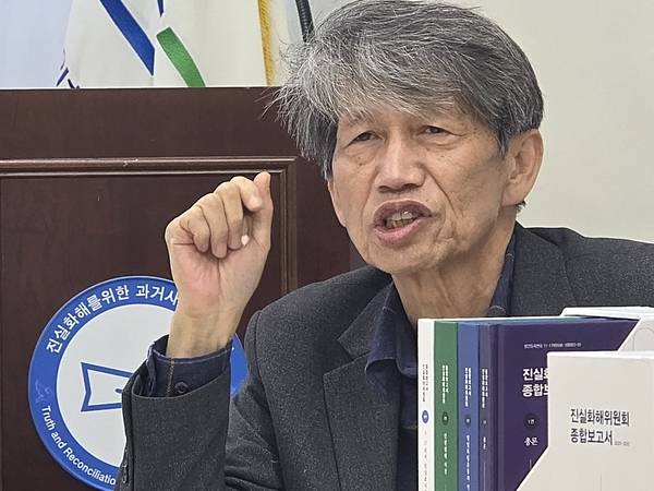 조유묵 진실화해위원회 3.15의거과장이 24일 오후 창원사무소에서 그간 조사 성과를 설명하고 있다. /최석환 기자