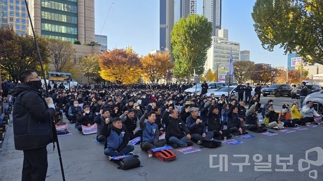 대구교통공사 노조는 지난 21일 대구시 동인청사 야외주차장에서 총파업 돌입 결의대회를 개최했다. 이날 결의대회에 참가한 노조원들이 구호를 외치고 있다. 대구일보DB