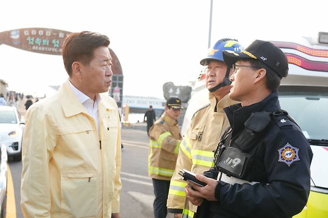 오영훈 제주도지사는 24일 오후 우도 천진항 사고 현장을 찾아 피해자 가족 지원과 신속한 사고 수습을 당부했다.