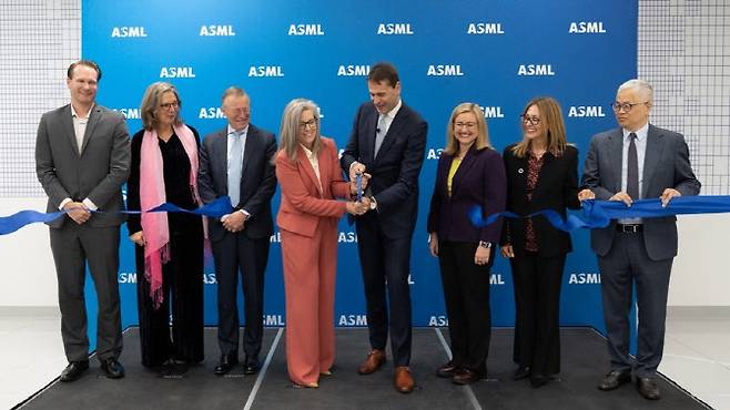 ASML 관계자들이 미국 애리조나주 피닉스 ‘테크니컬 아카데미’ 개장식을 진행하고 있다.(사진=ASML)