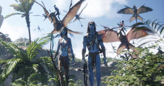 (L-R) Neytiri (Zoe Saldaa) and Jake Sully (Sam Worthington) in 20th Century Studios' AVATAR: FIRE AND ASH. Photo courtesy of 20th Century Studios. 2025 20th Century Studios. All Rights Reserved.