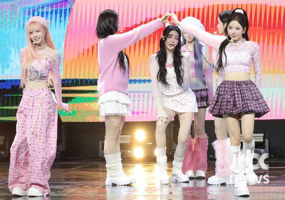그룹 트리플에스 sun 멤버 신위, 정혜린, 김채연, 김유연, 마유, 김채원이 24일 오후 서울 용산구 블루스퀘어 SOL트래블홀에서 열린 새로운 앨범 'Beyond Beauty' 쇼케이스 무대에 올라 공연을 펼치고 있다. 박세완 엔터뉴스팀 기자 park.sewan@jtbc.co.kr