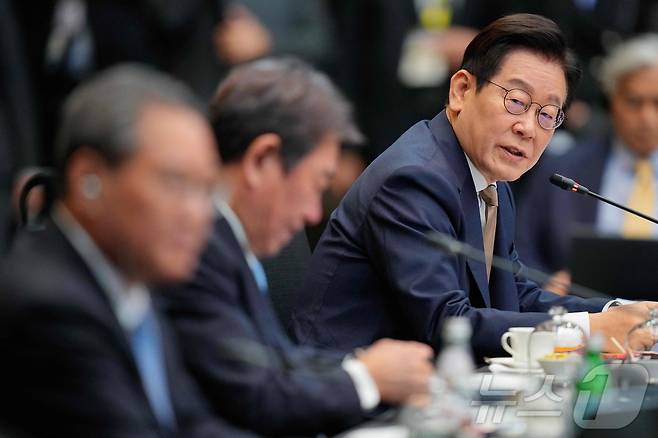 말레이시아 쿠알라룸푸르에서 열린 동남아시아국가연합(ASEAN·아세안)+3(한·중·일) 정상회의에 참석한 (왼쪽부터) 리창 중국 국무원 총리와 모테기 도시미쓰 일본 외무상이 이재명 대통령의 모두발언을 경청하고 있다. 2025.10.27 ⓒ AFP=뉴스1 ⓒ News1 김지완 기자