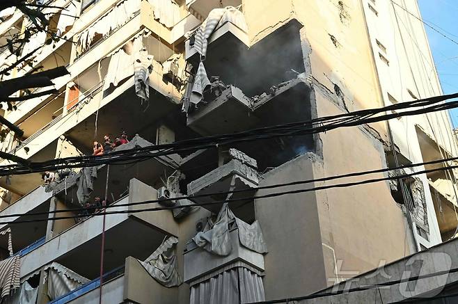 레바논 베이루트 남부 교외 하레트 흐레이크(Haret Hreik) 지역에서 이스라엘 공습으로 파괴된 주거 건물 현장에서 구조대원들이 생존자를 수색하고 있다. /2023.11.23ⓒ AFP=뉴스1