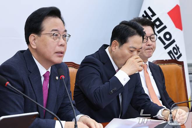 장동혁 국민의힘 대표가 24일 서울 여의도 국회에서 열린 최고위원회의에서 목을 축이고 있다. 2025.11.24/뉴스1 ⓒ News1 신웅수 기자