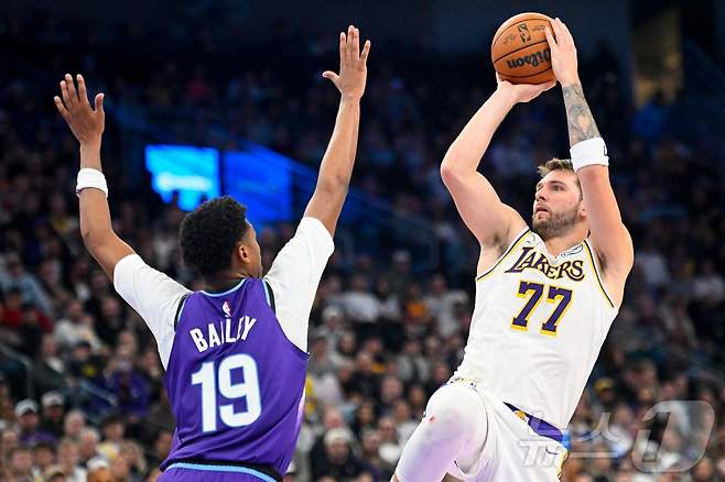 LA 레이커스 루카 돈치치(오른쪽). ⓒ AFP=뉴스1