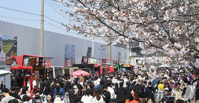 벚꽃과 함께하는 제3회 청주 푸드트럭 축제 모습.(청주시 제공. 재판매 및 DB금지)/뉴스1