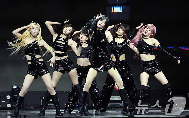 그룹 트리플에스(tripleS) 미소녀즈(msnz) neptune이 24일 서울 한남동 블루스퀘어에서 가진 새 앨범 'Beyond Beauty' 쇼케이스에서 신곡을 선보이고 있다. 트리플에스 미소녀즈(msnz)의 moon은 설린과 지연, 소현, 카에데, 시온, 린으로, sun은 신위, 유연, 마유, 채원, 채연, 혜린으로 구성됐다. neptune에는 서연과 다현, 나경, 니엔, 코토네, 서아가, zenith에는 하연, 연지, 지우, 유빈, 주빈, 수민이 합류했다. 2025.11.24/뉴스1 ⓒ News1 권현진 기자