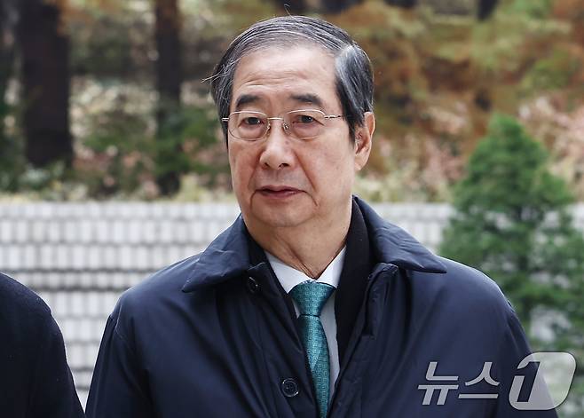 윤석열 전 대통령의 12·3 비상계엄을 적극적으로 말리지 않은 혐의로 재판에 넘겨진 한덕수 전 국무총리가 24일 오전 서울 서초구 서울중앙지방법원에서 열린 내란 우두머리 방조, 내란 중요임무 종사 등 혐의 사건 속행 공판에 출석하고 있다. 2025.11.24/뉴스1 ⓒ News1 김민지 기자