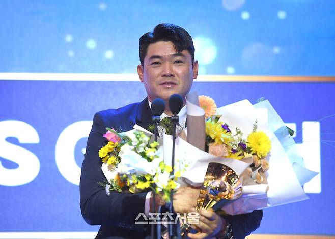 투수부문 홀드상 SSG 노경은이 24일 서울 송파 롯데호텔 월드에서 열린 2025 KBO 시상식에서 소감을 말하고 있다. 최승섭기자 thunder@sportsseoul.com
