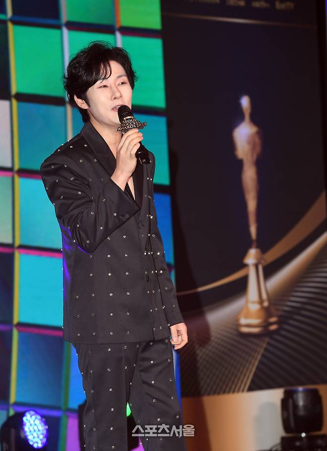 가수 강문경이 24일 그랜드 하얏트 서울 호텔에서 진행된 ‘제17회 서울석세스대상’에서 문화부문 대중문화대상을 수상한 뒤 축하공연을 하고 있다. 사진 | 박진업 기자 upandup@sportsseoul.com