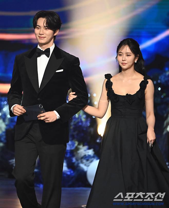 제46회 청룡영화상 시상식이 19일 여의도 KBS홀에서 열렸다. 시상자로 나온 이채민과 김소현. 허상욱 기자  wook@sportschosun.com/2025.11.19/