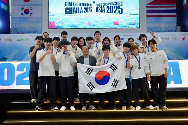 '2025 아시아 이스포츠 대회'에서 '리그 오브 레전드'와 '스테핀' 등 두 종목에서 우승을 차지한 한국 대표팀 선수들이 한데 모여 기뻐하고 있다. 사진제공=한국e스포츠협회