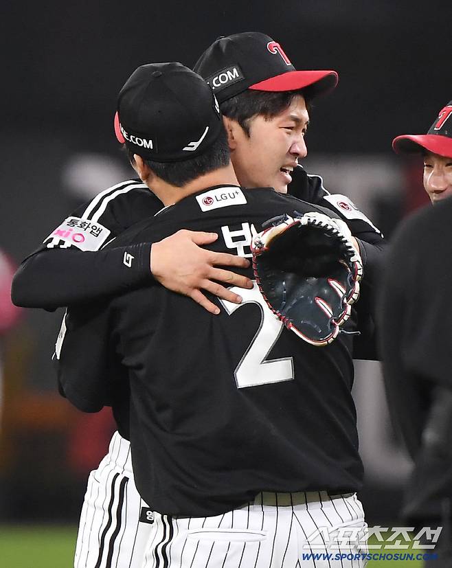 30일 대전 한화생명볼파크에서 열린 LG와 한화의 한국시리즈 4차전.7대4로 역전승을 거둔 LG 박해민이 감격의 눈물을 흘리고 있다. 대전=정재근 기자 cjg@sportschosun.com/2025.10.30/