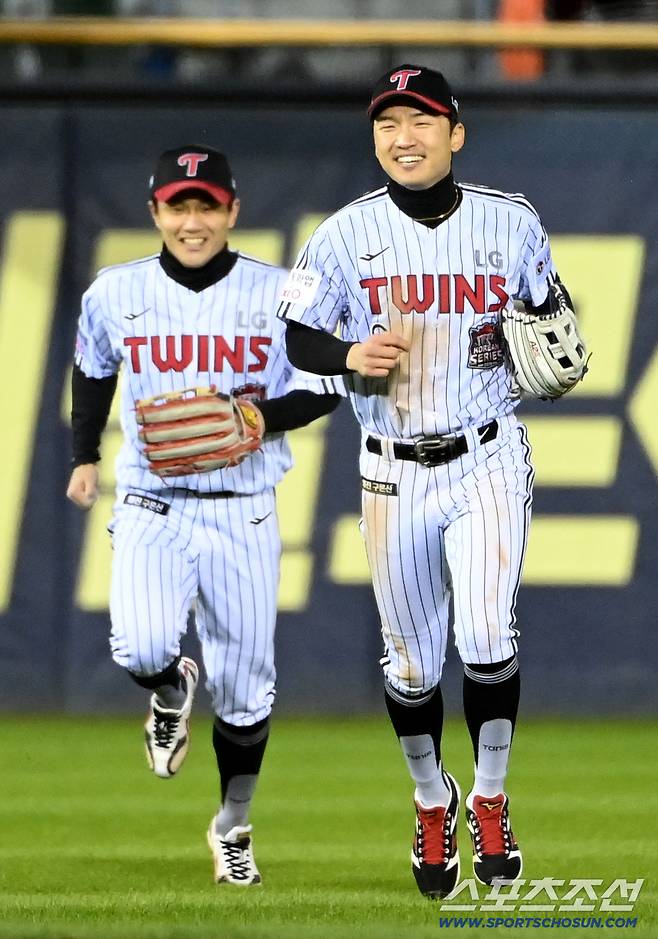 27일 서울 잠실구장에서 열린 한화와 LG의 한국시리즈 2차전. 7회초 박해민이 노시환의 플라이를 잡아낸 후 최원영과 이야기를 나누고 있다. 잠실=허상욱 기자wook@sportschosun.com/2025.10.27/