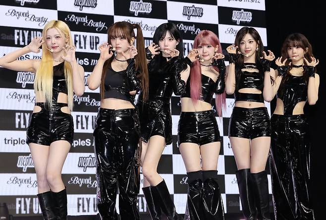 포즈 취하는 트리플에스 넵튠 디멘션

    (서울=연합뉴스) 이재희 기자 = 걸그룹 트리플에스의 넵튠 디멘션이 24일 서울 용산구 블루스퀘어에서 열린 '비욘드 뷰티' 앨범 발표회에서 포즈를 취하고 있다. 24인으로 구성된 트리플에스는 이번 앨범에서 네 조(문, 선, 넵튠, 제니스·MSNZ)로 멤버를 나누어 활동한다. 2025.11.24

    scape@yna.co.kr

(끝)





<저작권자(c) 연합뉴스, 무단 전재-재배포, AI 학습 및 활용 금지>