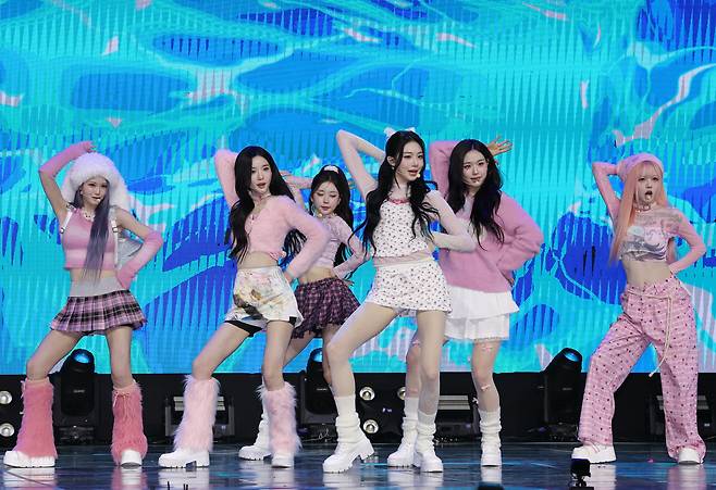 신곡 선보이는 트리플에스 선 디멘션

    (서울=연합뉴스) 이재희 기자 = 걸그룹 트리플에스의 선 디멘션이 24일 서울 용산구 블루스퀘어에서 열린 '비욘드 뷰티' 앨범 발표회에서 '버블검' 무대를 선보이고 있다. 24인으로 구성된 트리플에스는 이번 앨범에서 네 조(문, 선, 넵튠, 제니스·MSNZ)로 멤버를 나누어 활동한다. 2025.11.24

    scape@yna.co.kr

(끝)





<저작권자(c) 연합뉴스, 무단 전재-재배포, AI 학습 및 활용 금지>