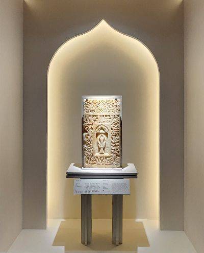 국립중앙박물관 이슬람실에 전시된 미흐랍 석판. 대개 메카 방향을 알리는 용도로 사용되며, 이번 전시장에서도 메카 방향으로 배치됐다. 서믿음 기자