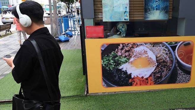 지난 10월 기준 냉면 평균 가격은 1만2423원, 비빔밥 1만1577원, 삼겹살 2만673원, 삼계탕 1만8000원으로 대부분 품목이 1년 사이 4~6% 올랐다.