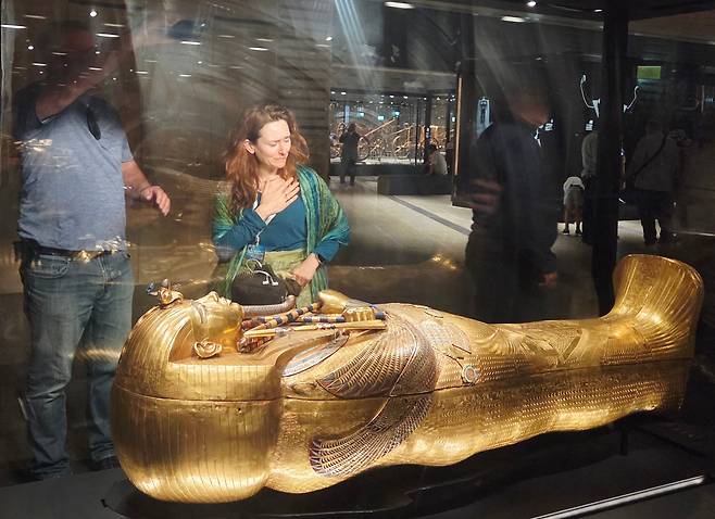 투탕카멘의 황금관 앞에서 한 중년 여성이 가슴에 손을 올리고 눈물 흘리고 있다. /허윤희 기자