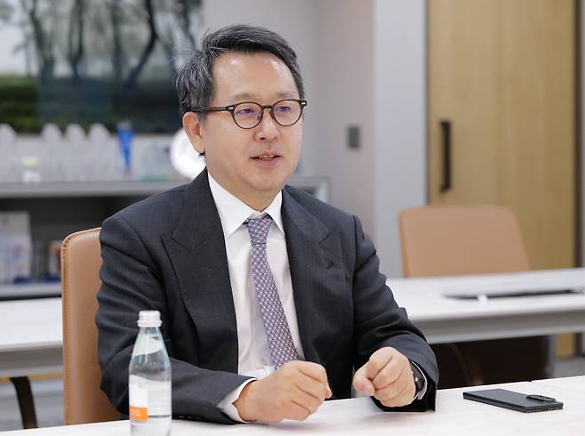 김갑유 법무법인 피터앤김 대표변호사가 지난 20일 서울 삼성동 서울사무소에서 조선비즈와 인터뷰하고 있다. /피터앤김