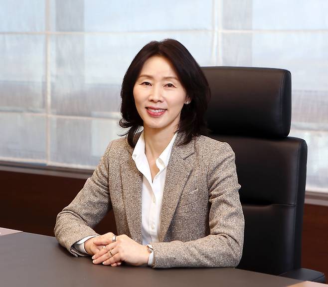 김경아 삼성에피스홀딩스 초대 대표이사 겸 삼성바이오에피스 대표이사. 김 대표는 서울대 약학 학·석사를 마치고 미국 존스홉킨스대에서 독성학 박사 학위를 취득했다. 미국 바이오 기업 연구원과 삼성전자 종합기술원 근무를 거쳐 2015년 삼성바이오에피스에 합류했다./삼성에피스홀딩스