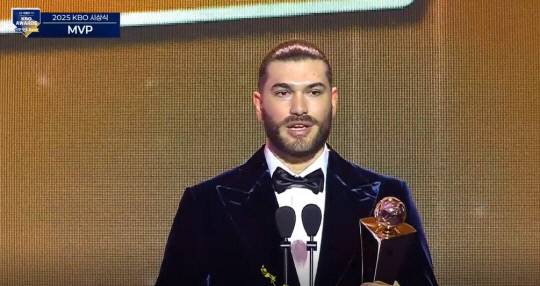 24일 서울 송파구 롯데호텔월드 크리스탈볼룸에서 열린 '2025 신한 SOL뱅크 KBO 시상식'에서 MVP를 수상한 한화 이글스 코디 폰세가 수상 소감을 말하고 있다. SPOTV 갈무리