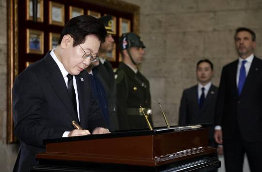 튀르키예를 국빈 방문 중인 이재명 대통령이 24일(현지시간) 앙카라에 위치한 튀르키예의 초대 대통령 '무스타파 케말 아타튀르크'의 묘소에서 방명록을 작성하고 있다. 연합뉴스.