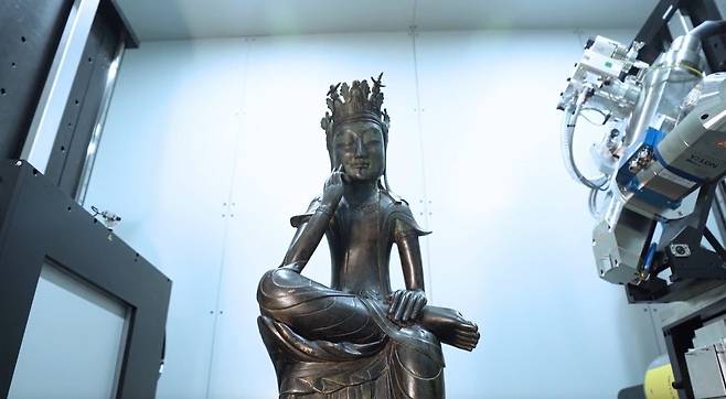 국립중앙박물관은 유물을 과학적으로 보존하고, 콘텐츠 활용 가능성을 높이기 위해 첨단 디지털 장비를 이용하고 있다. 컴퓨터단층촬영(CT)실에 들어간 금동반가사유상. 국립중앙박물관 제공