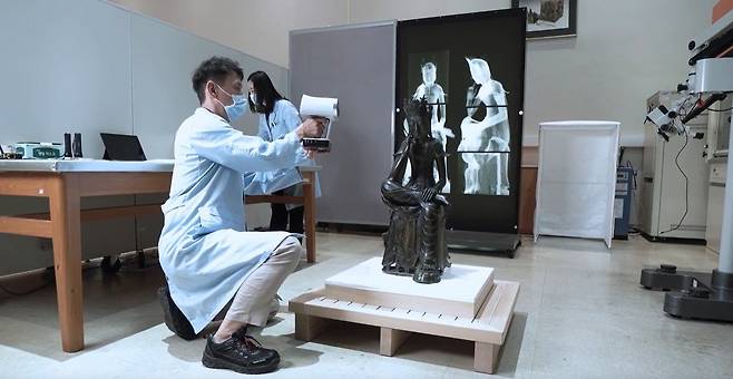 연구사가 3차원(3D) 카메라로 촬영 중인 모습. 국립중앙박물관 제공