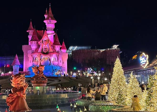 롯데월드 어드벤처 부산 로얄가든 광장에 설치된 트리 가든 모습. 롯데월드 어드벤처 부산 제공