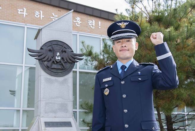 이날 임관한 조종병과의 황희일 소위는 조종사의 꿈을 이루기 위해 전역 후 다시 공군 장교로 임관한 케이스다. 공군 제공