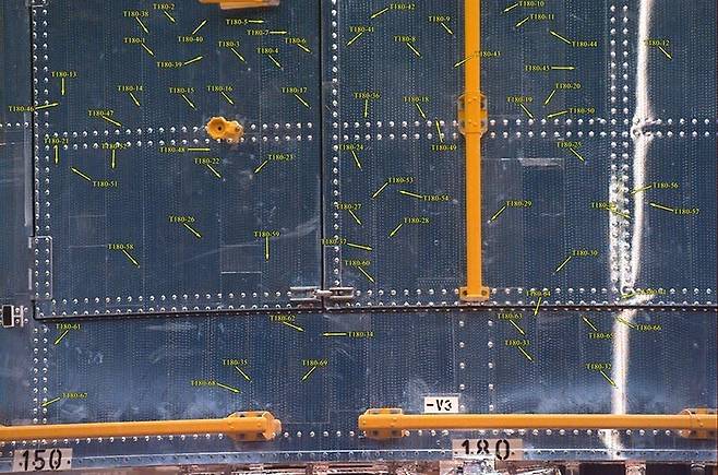 허블우주망원경을 우주에서 수리한 후 지구로 가져온 부품에서 발견된 우주 파편 충돌 흔적들(화살표). 미국항공우주국 제공