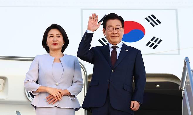 주요 20개국(G20) 정상회의 일정을 마친 이재명 대통령과 김혜경 여사가 23일(현지시간) 다음 국빈 방문지인 튀르키예로 가기 위해 남아프리카공화국 요하네스버그 OR탐보 국제공항에서 공군 1호기에 올라 인사하고 있다. 연합뉴스