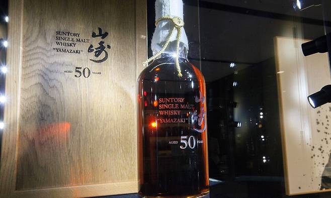 2018년 8월15일 중국 홍콩에 위치한 본햄 경매장에 50년 숙성 초판 야마자키 산토리 위스키 한병이 전시 중이다. 이 제품은 원래 산토리가 2011년 150병 한정판매한 상품으로 치프 블렌더(chief blender)인 후쿠요 신지(福與伸二)의 사인이 들어가 있다. 당시 소매가격은 한 병에 100만엔(약 1천만원)이었다. EPA 연합뉴스