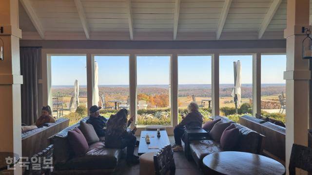 12일 미국 버지니아주 샬러츠빌 ‘트럼프 와이너리’ 시음장 내부. 가죽 재질 소파에 앉아 창밖 풍경을 즐기며 와인을 마실 수 있다. 샬러츠빌=권경성 특파원