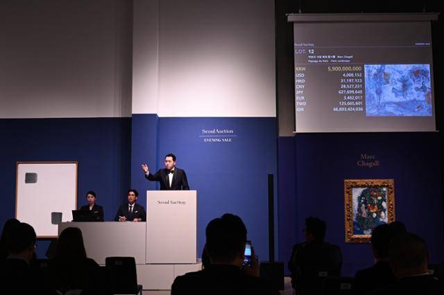 24일 서울 강남구 서울옥션 강남센터에서 진행된 마르크 샤갈의 '꽃다발' 경매 모습. 서울옥션 제공