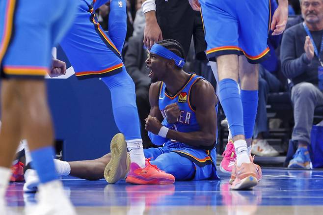 오클라호마 길저스-알렉산더가 24일 페이컴 센터에서 열린 포틀랜드와의 정규리그 홈경기서 득점한 뒤 환호하고 있다. 사진=연합뉴스