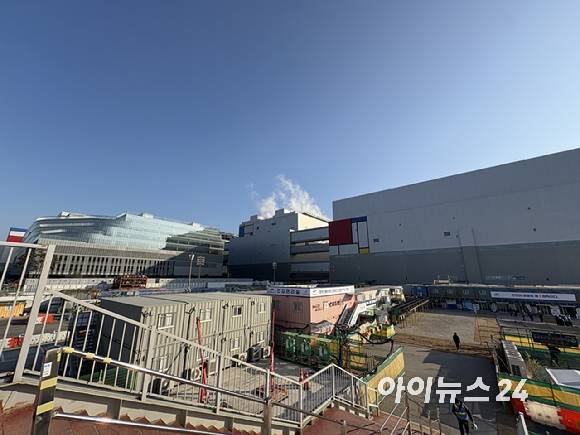 공정 전환 작업이 진행 중인 삼성전자 평택 4공장(P4) 공사 현장. [사진=권서아 기자]