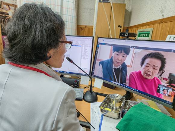 스마트경로당을 통해 비대면 진료를 받고 있다. [사진=남원시 ]