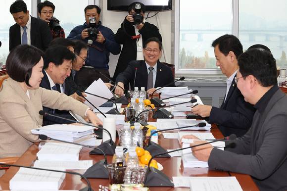 24일 서울 여의도 국회 기획재정위원회에서 조세특례제안법 개정안 등 안건을 심사하기 위한 조세소위원회의가 열리고 있다.  [사진=연합뉴스]