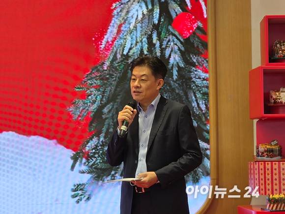 전진경 SPC 배스킨라빈스 BR랩 전무가 24일 서울 강남구 워크샵 바이 배스킨라빈스에서 2025 크리스마스 케이크를 소개하고 있다. [사진=구서윤 기자]