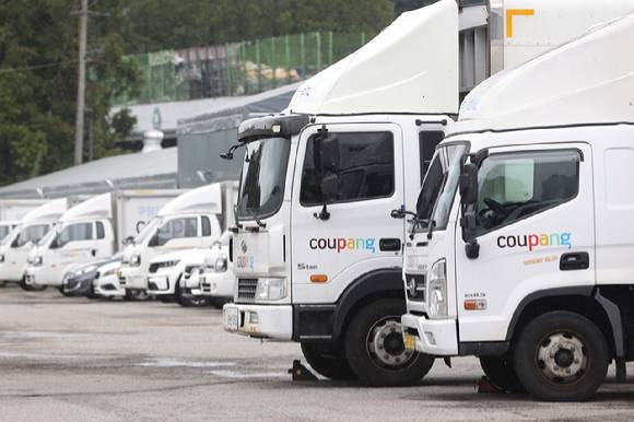 쿠팡은 내달 29일 정기배송 서비스를 공식 종료한다. 사진은 서울의 한 쿠팡 물류센터를 오가는 차량 모습. [사진=연합뉴스]