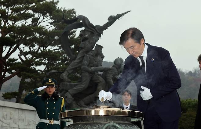 조국 조국혁신당 신임 당대표가 24일 오전 국립서울현충원 현충탑에 분향하고 있다. 강정현 기자
