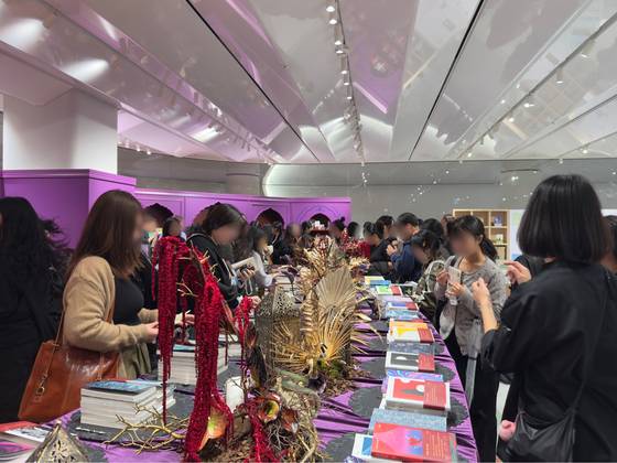 지난 4일부터 12일까지 서울 영등포구 더현대서울에서 열린 안전가옥 팝업 '장르연회'. 사람이 가장 붐비던 주말인 8일의 현장이다. 최혜리 기자