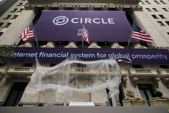스테이블코인 USDC 발행회사인 서클인터넷그룹이 2025년 6월 뉴욕증권거래소(NYSE)에 상장됐다. AP=연합뉴스